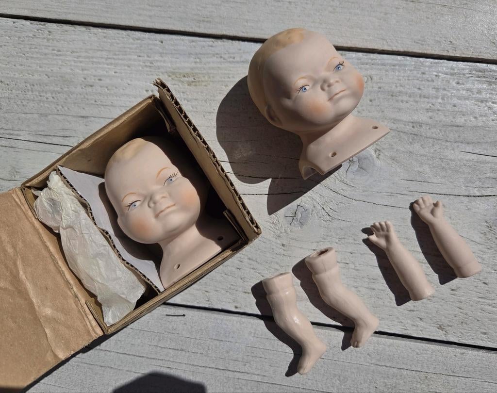 Twee vintage porseleinen babypop onderdelen, Verzamelen, Poppen, Ophalen, Zo goed als nieuw, Babypop