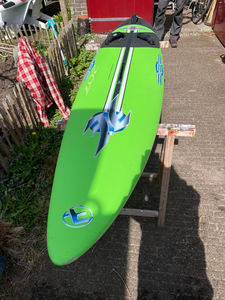 Fanatic Bee surfplank met vin en boardbag, Watersport en Boten, Windsurfen, Ophalen, 250 tot 300 cm, Gebruikt, Met draagtas