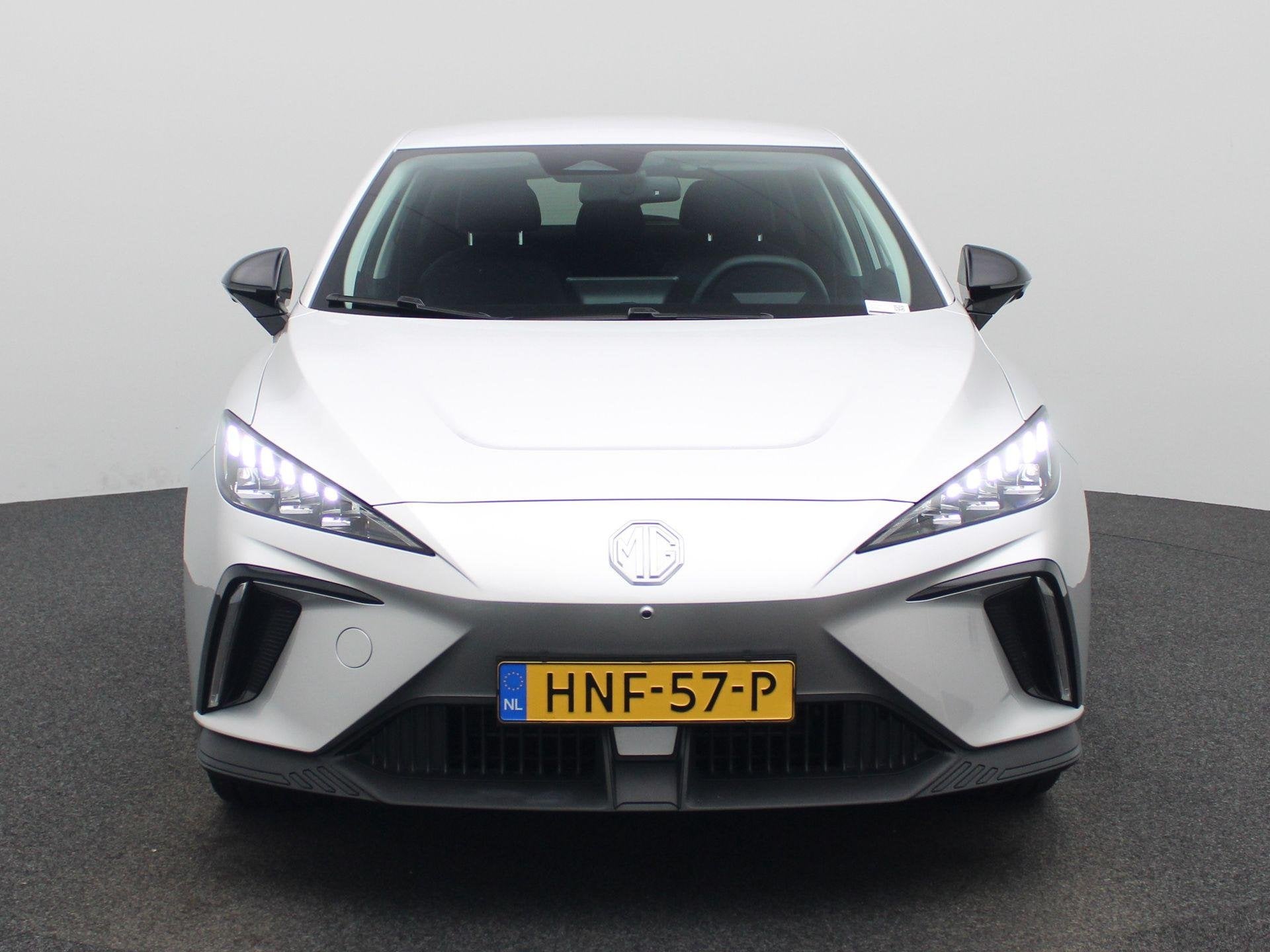 MG 4 Luxury 64 kWh, Auto's, Automaat, 12 maanden, Achterwielaandrijving, Gebruikt