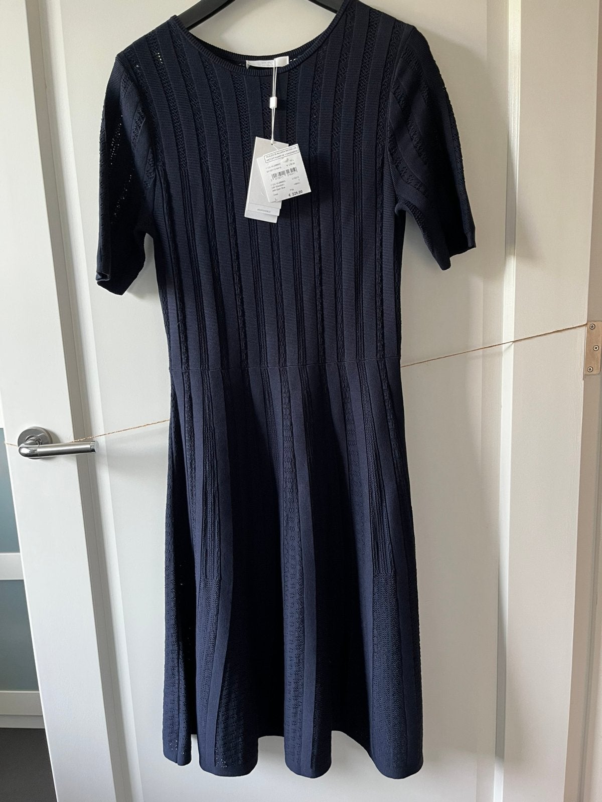 Nieuw donkerblauw jurkje Hugo Boss, maat L (M), Kleding | Dames, Jurken, Maat 38/40 (M), Blauw, Nieuw, Ophalen of Verzenden