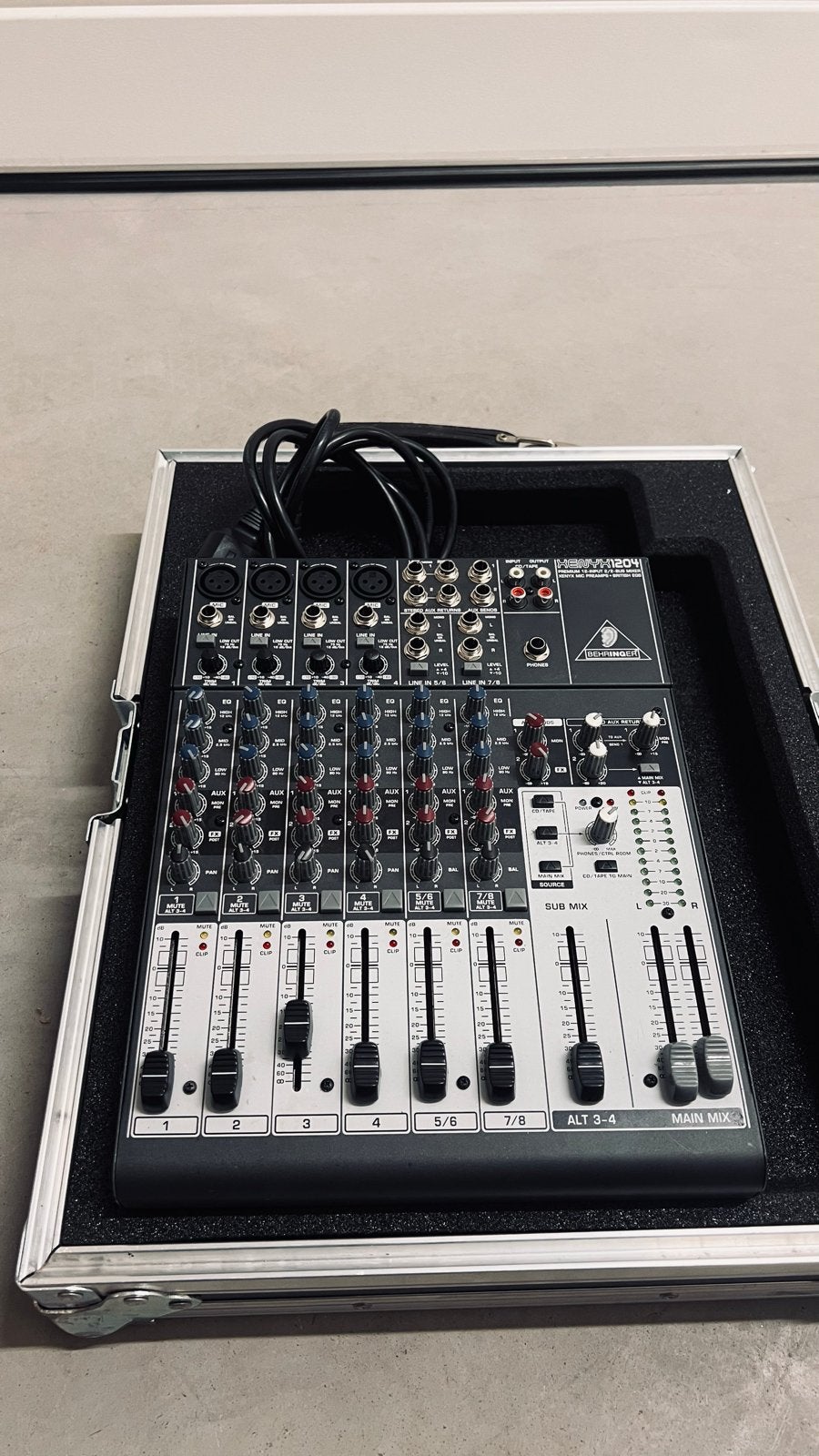 Behringer Xenyx 1204 mixer met flightcase, Muziek en Instrumenten, Ophalen, Gebruikt, 5 tot 10 kanalen, Microfooningang