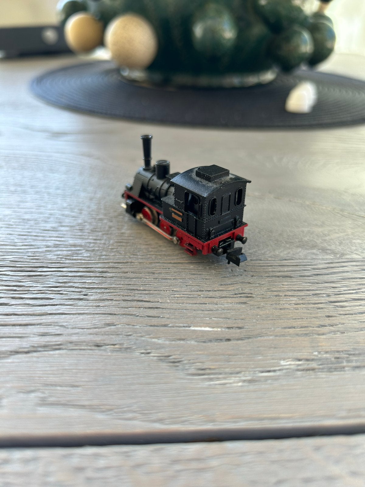 Minitrix locomotief - Zwart met rode wielen N-spoor, Gebruikt, Trix, Ophalen of Verzenden, Analoog