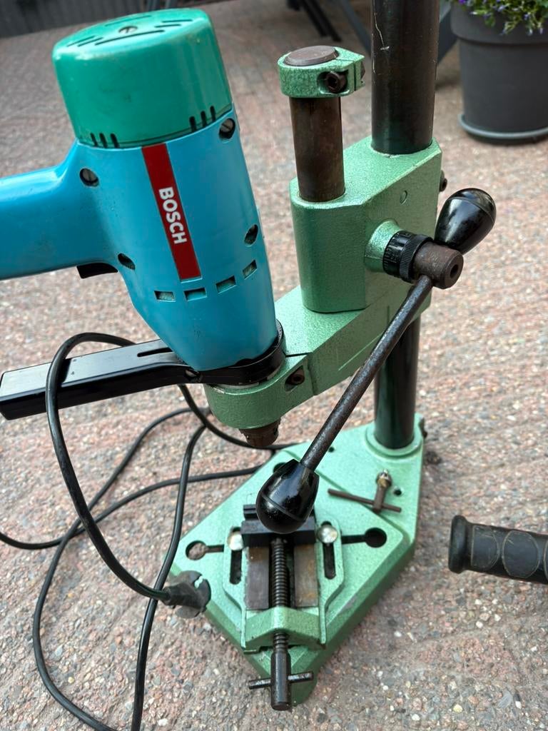 Boor machine op statief en grote slijpmachine van Bosch, Ophalen of Verzenden, Zo goed als nieuw, Boormachine