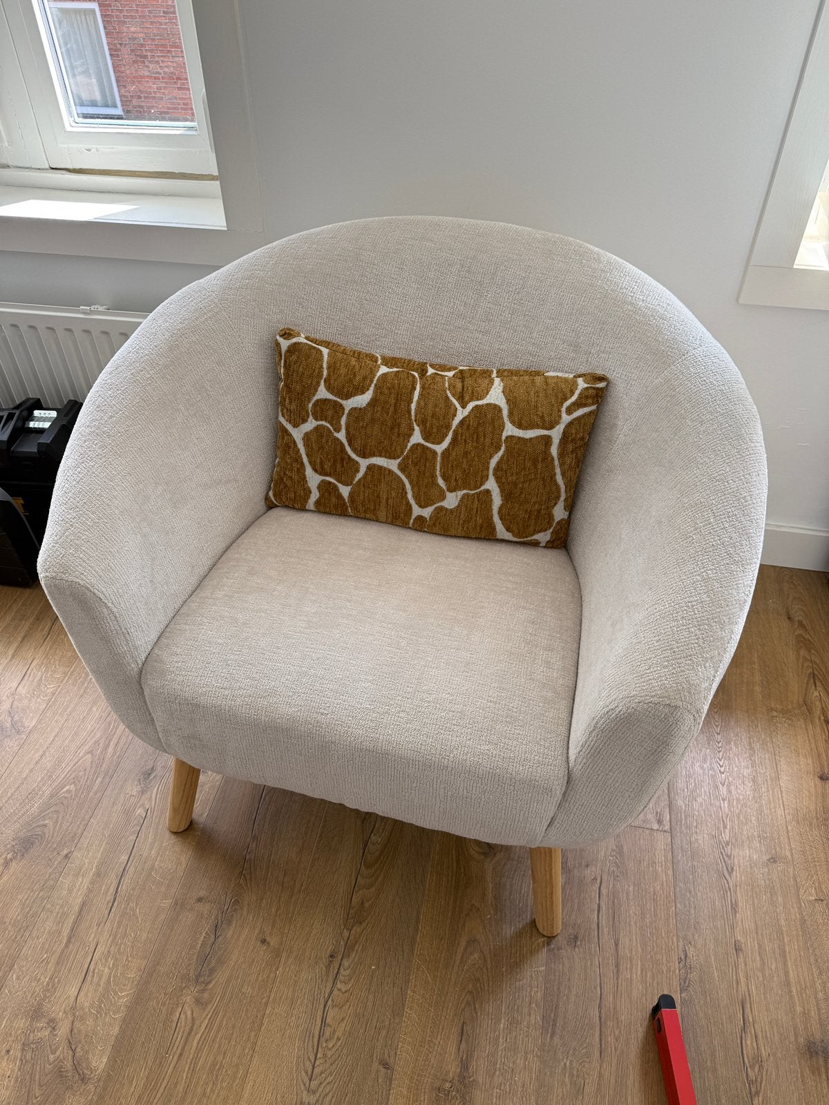 Comfortabele fauteuil cremekleurig met houten poten, Ophalen, Zo goed als nieuw, 75 tot 100 cm, Stof