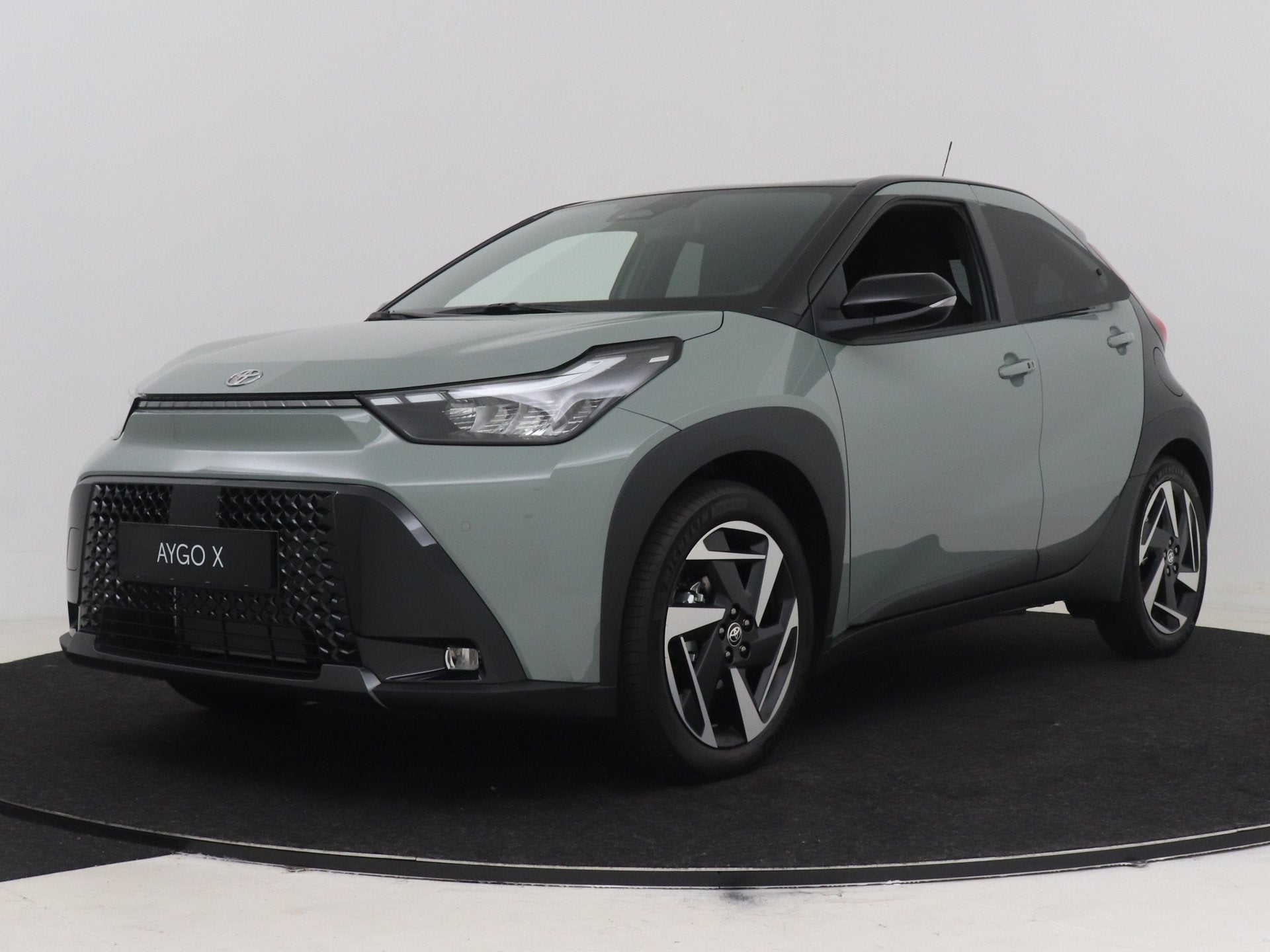 Toyota Aygo X Hybrid 115 envy (bj 2026, automaat), Auto's, 12 maanden, Zwart, 4 stoelen, 116 pk