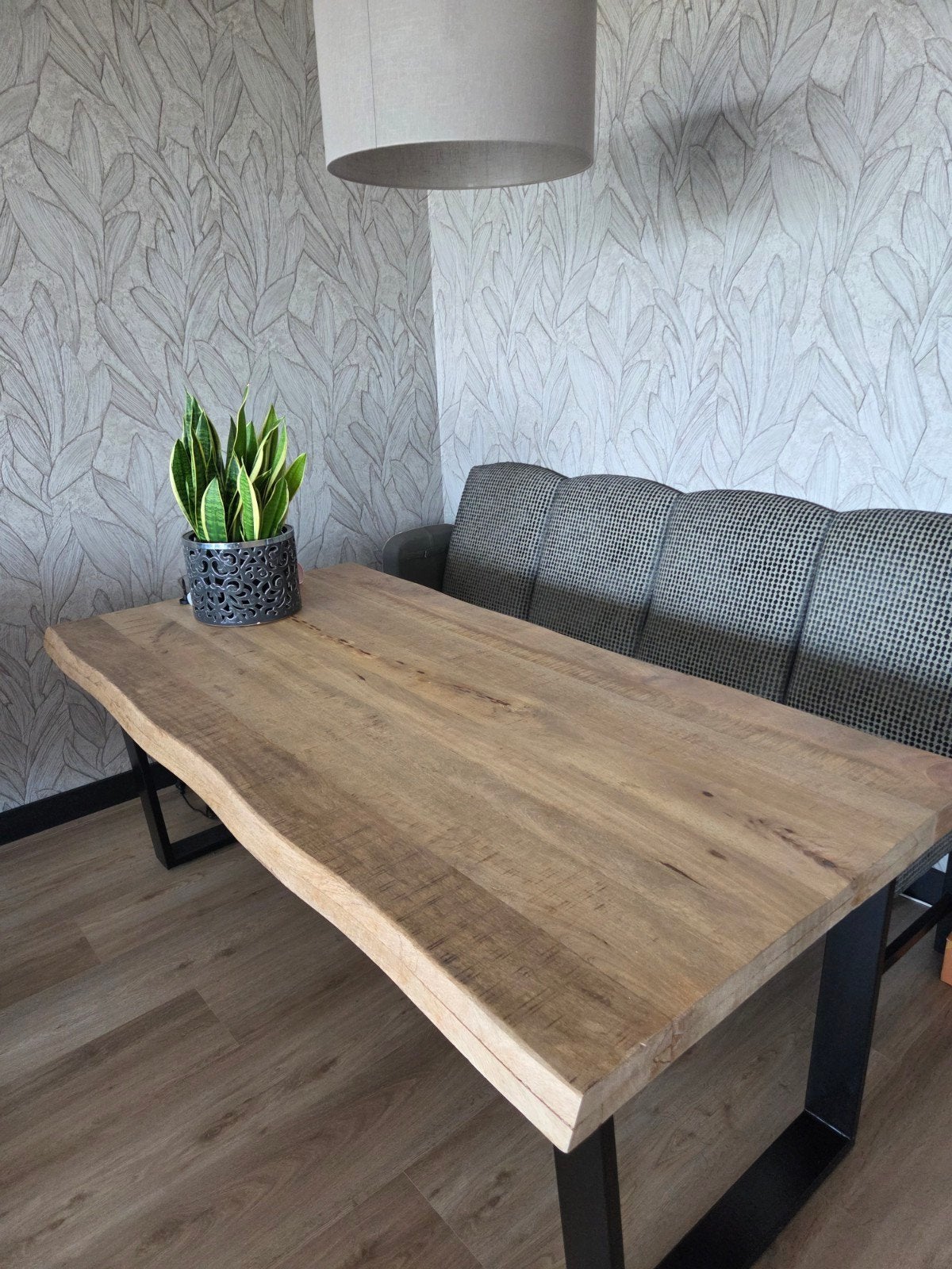 Robuuste eettafel van mangohout met metalen onderstel, Huis en Inrichting, Tafels | Eettafels, 200 cm of meer, 50 tot 100 cm, Zo goed als nieuw