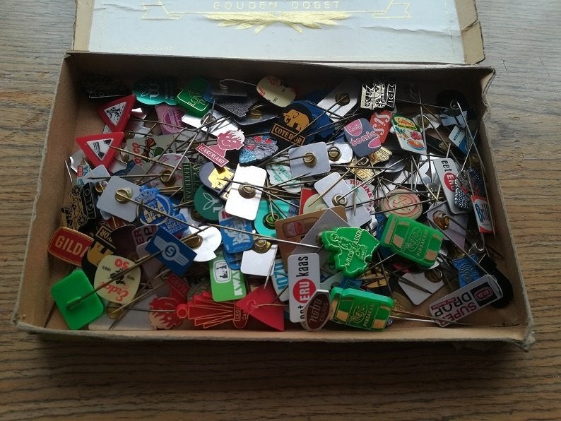 Sigarendoosje gevuld met speldjes, Ophalen of Verzenden, Gebruikt, Overige onderwerpen, Speldje of Pin