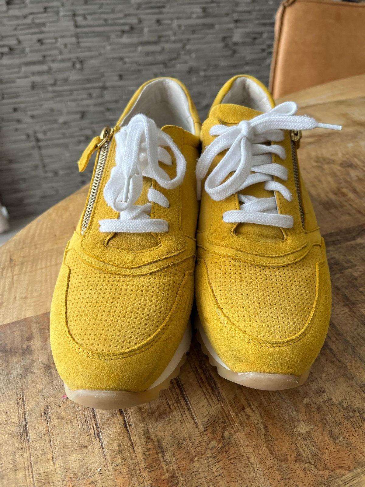 Minu Gele Suède Sneakers Maat 42, Ophalen, Zo goed als nieuw, Geel, Sneakers of Gympen