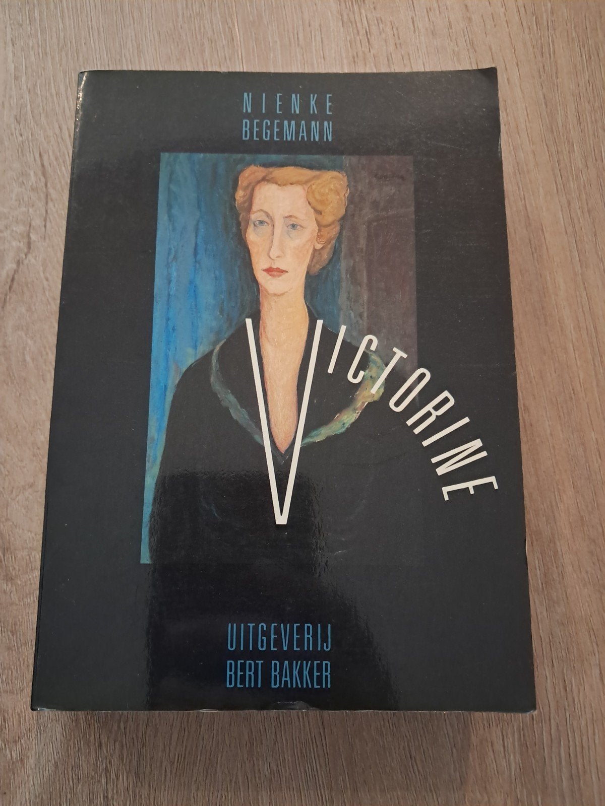 T: Victorine - Nienke Begemann (Uitgeverij Bert Bakker), Ophalen of Verzenden, Gelezen, Nienke Begemann, Nederland
