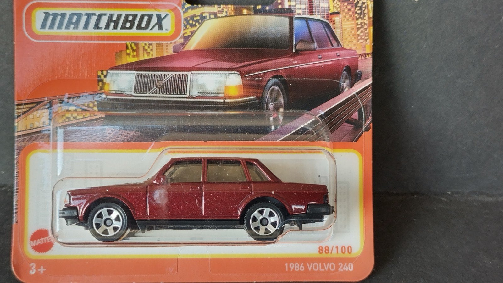 Volvo 240 1986 1:64 Matchbox Pol, Hobby en Vrije tijd, Modelauto's | Overige schalen, 1186 MJ 1 NL, Verzenden, Nieuw, Mattel