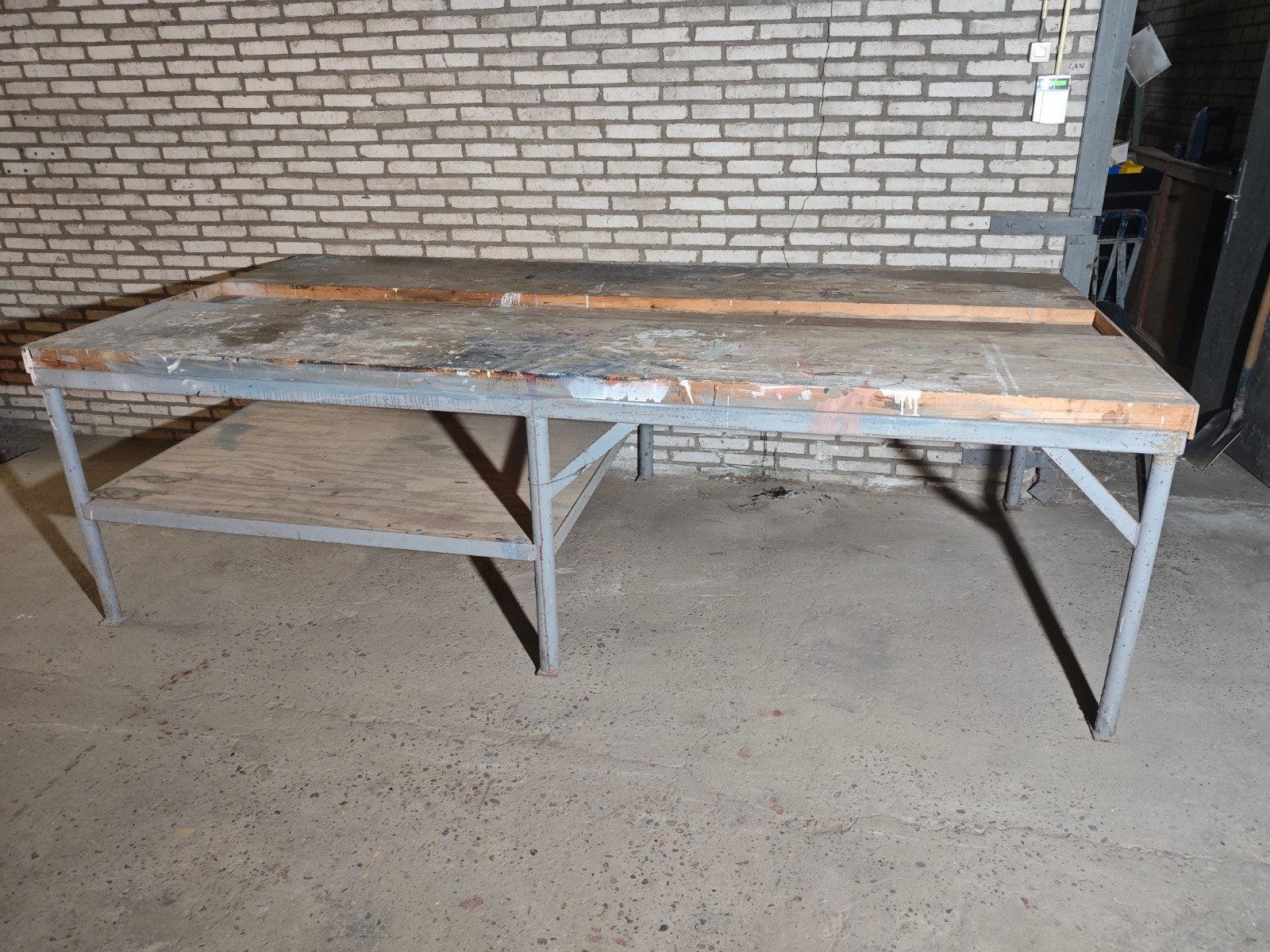 Grote werkbank met stalen frame en houten blad, Ophalen