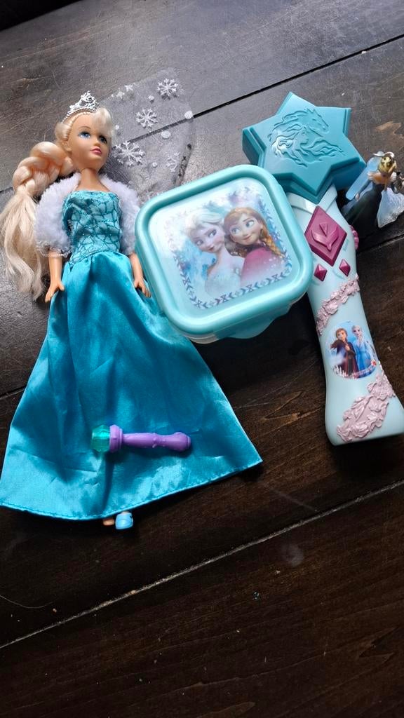 Frozen Elsa pop met accessoires en lunchbox, Ophalen, Gebruikt, Barbie