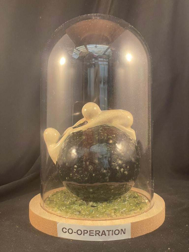 Keramieken bol met twee figuren, Antiek en Kunst, Antiek | Keramiek en Aardewerk, Ophalen of Verzenden