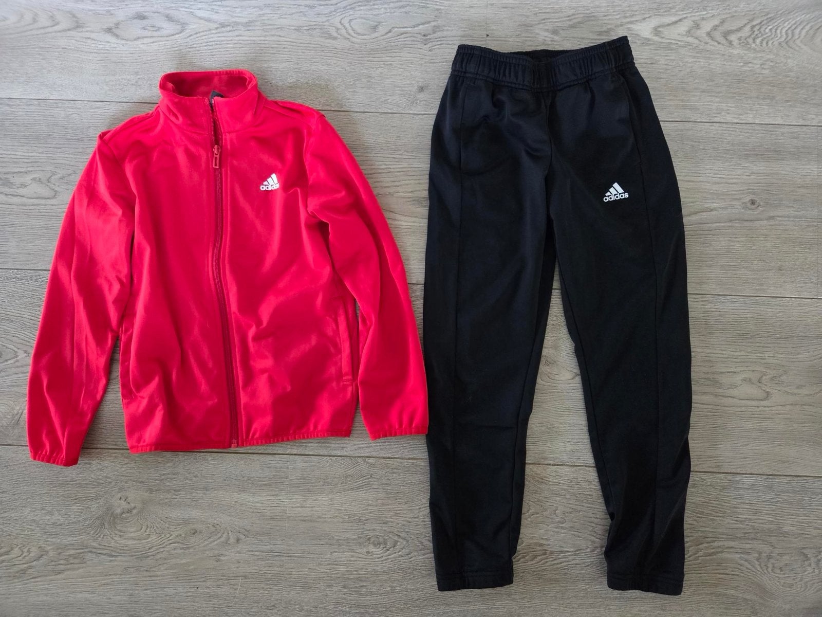 Adidas trainingspak rood/zwart maat 128, Ophalen of Verzenden, Zo goed als nieuw, Adidas, Jongen of Meisje