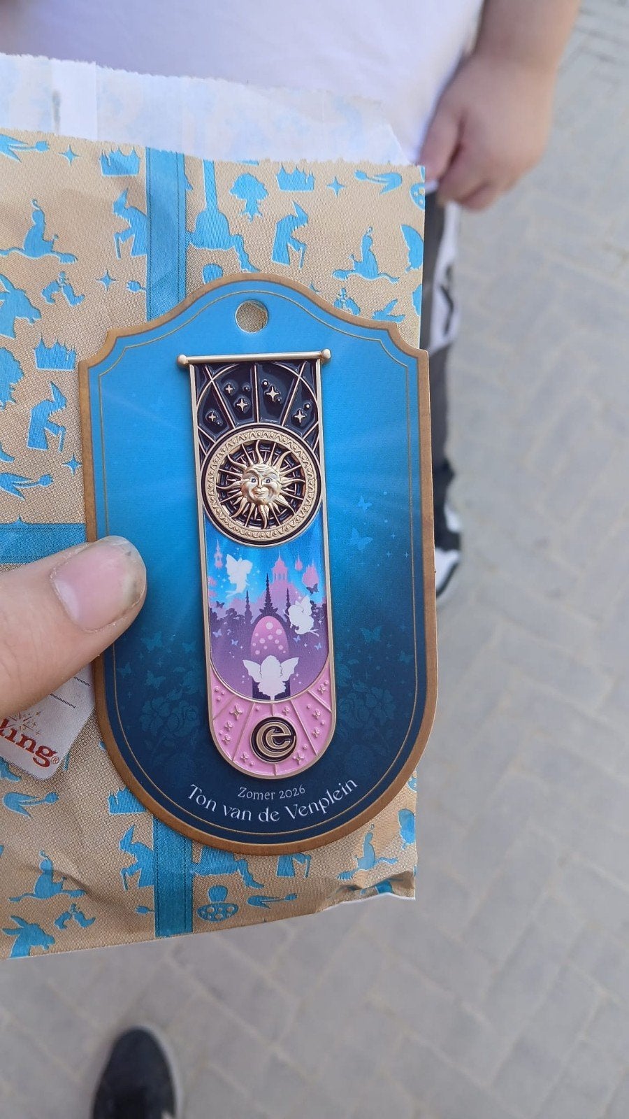 Efteling Pin Zomer 2026 Ton van de Venplein, Verzamelen, Speldjes, Pins en Buttons, Ophalen of Verzenden, Nieuw, Overige onderwerpen