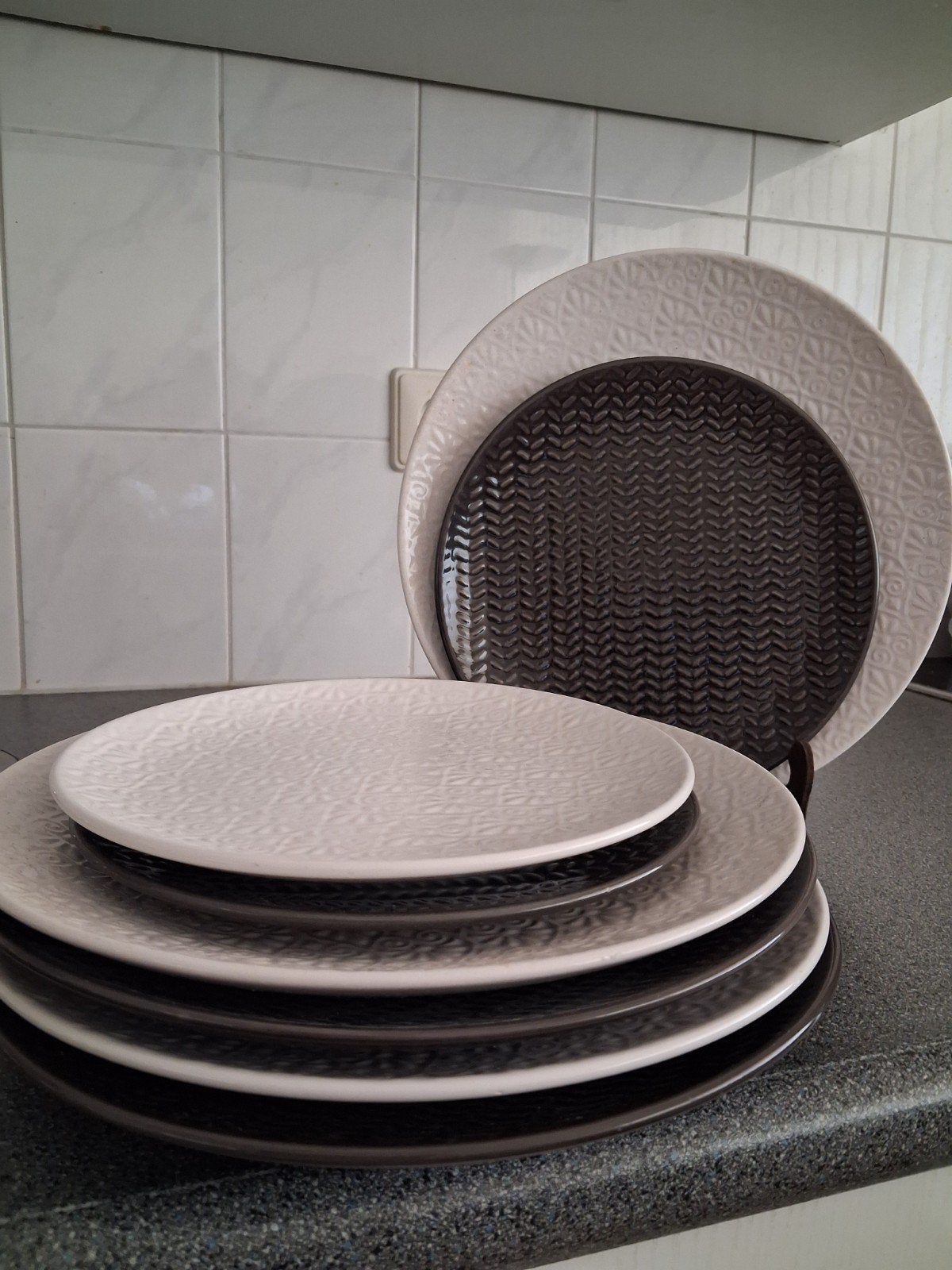 VROLIJKE SET BORDEN (BIJNA GRATIS !), Huis en Inrichting, Keuken | Servies, Ophalen of Verzenden, Zo goed als nieuw, Bord(en)