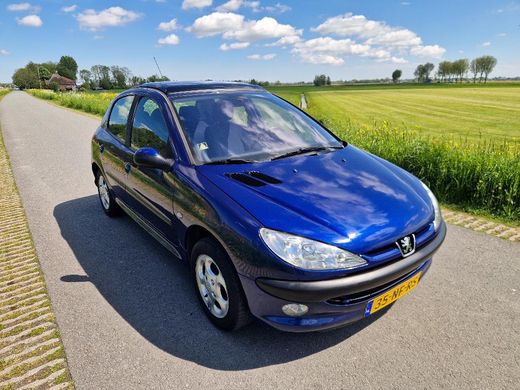 Peugeot 206 1.4 5 Deurs Nwe APK Pannoramadak Airco Trekhaak!, Auto's, Voorwielaandrijving, Euro 5, Stof, 31 €/maand