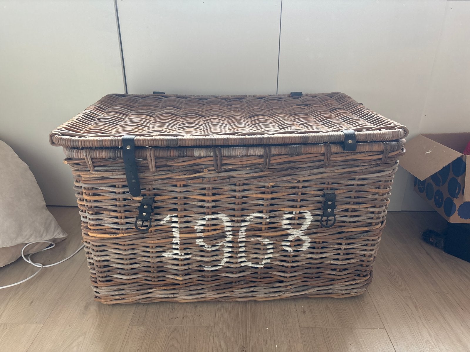 Vintage rieten mand met '1963' opdruk, Ophalen, Gebruikt, 50 tot 100 cm, 75 tot 100 cm