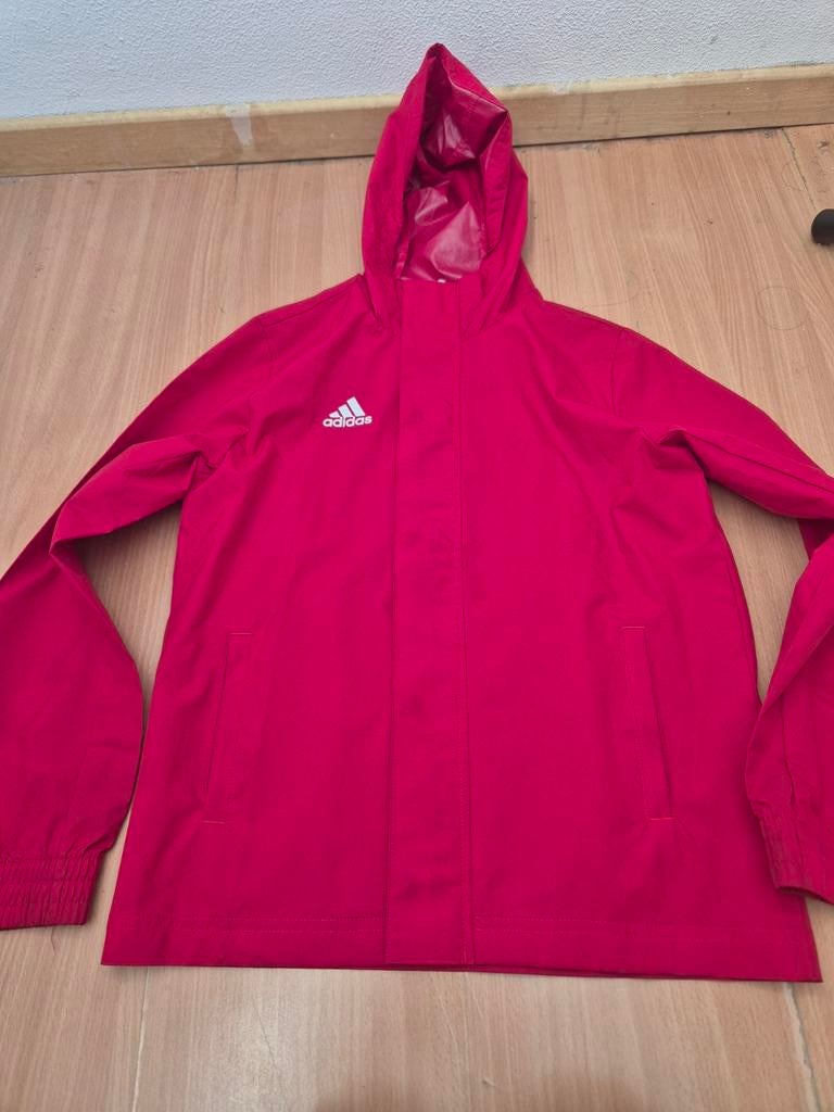 Adidas regenjas rood maat S (9-10 jaar), Kinderen en Baby's, Kinderkleding | Maat 140, Ophalen of Verzenden, Zo goed als nieuw