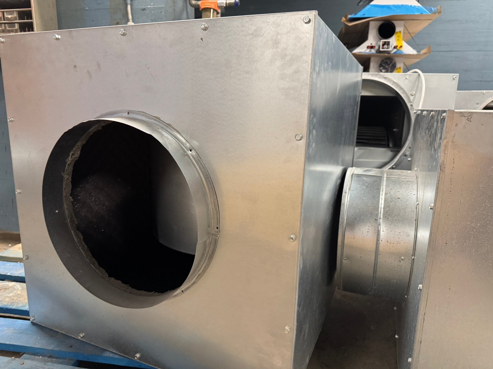 Afzuigventilator in box uit 2024 met capaciteit 5000m3/h., Ophalen, Zo goed als nieuw, Afzuiger