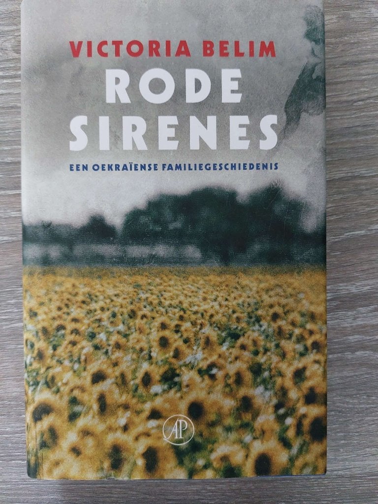 Victoria Belim - Rode sirenes - 2022, Boeken, Ophalen of Verzenden, Zo goed als nieuw