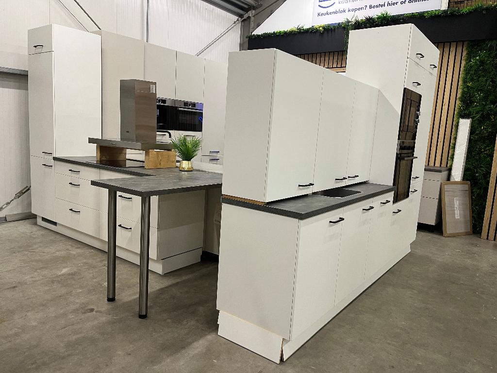 Witte ruime keuken in 2 delen !! Volop keus keukens !!, Ophalen, Gebruikt, 200 cm of meer, Wit