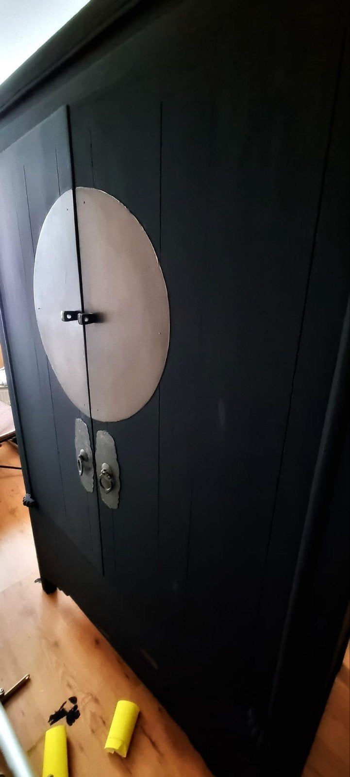 Zwart Chinees kabinet met ronde sluiting, Ophalen