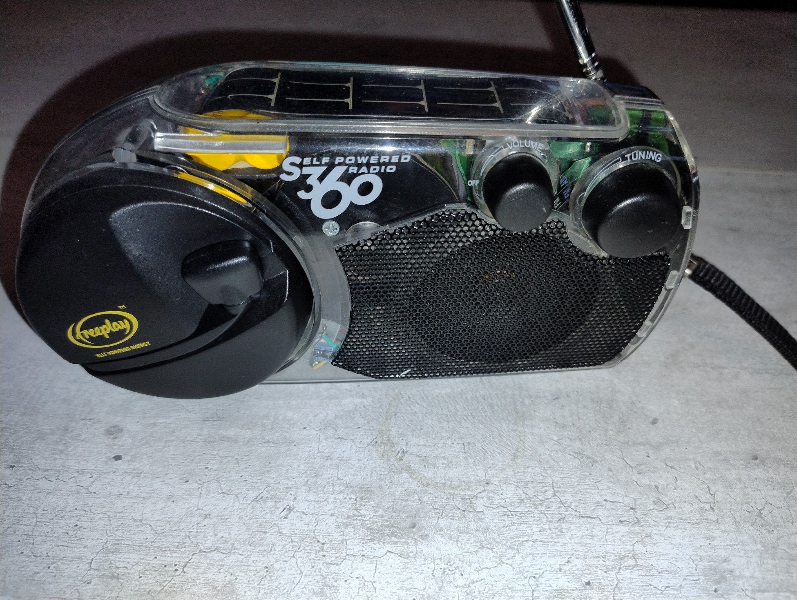 Freeplay S360 Zelfaangedreven Radio - Solar & Slinger, Ophalen of Verzenden, Zo goed als nieuw, Radio