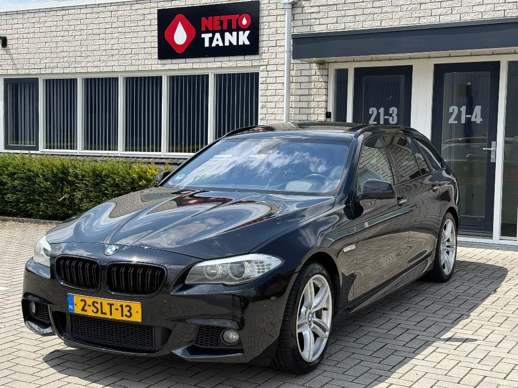 BMW M 530d HIGH EXE HUD/PANO/XENON/NAVI/STANDKACHEL/LANE, Auto's, Automaat, Achterwielaandrijving, Zwart, 2993 cc
