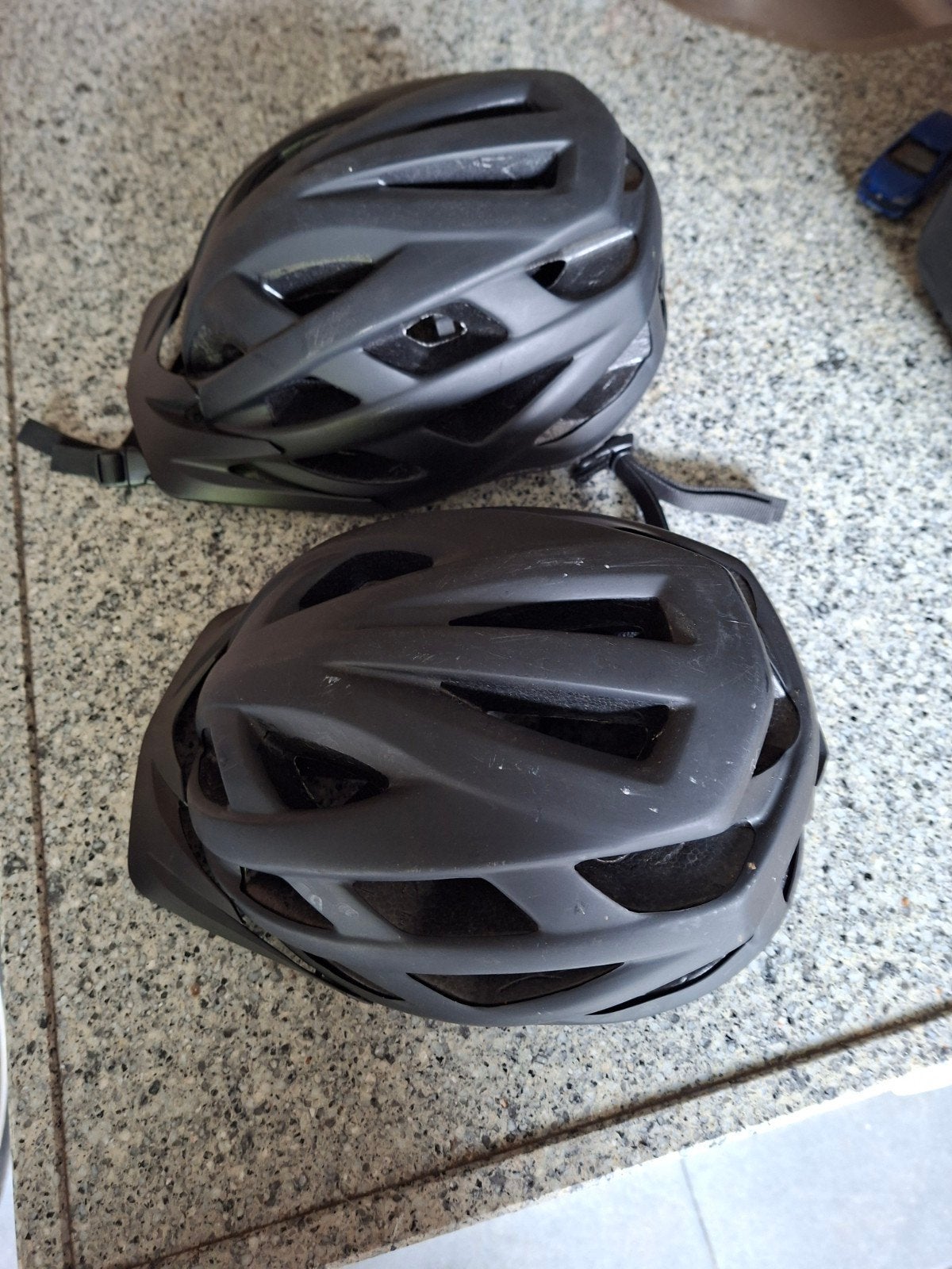 Tekoop 2 fiets helmen, Dames, Overige typen, L, Tweedehands