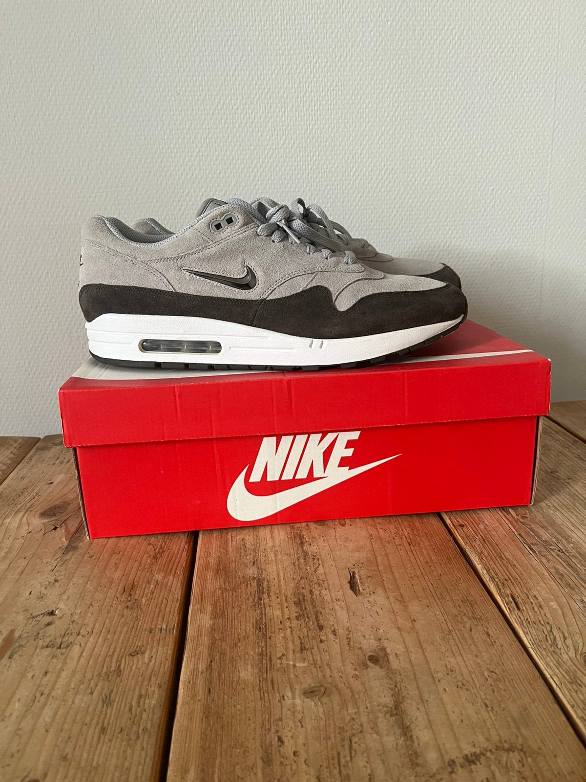 Nike Air Max 1 Jewel Wolf Grey maat 47,5 perfecte staat, Ophalen of Verzenden, Zo goed als nieuw, Overige kleuren, Sneakers of Gympen