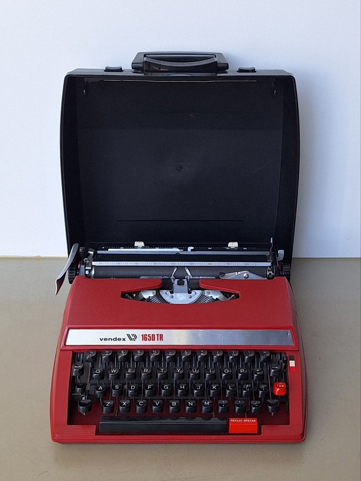 vintage bordeaux rode Vendex 1650-TR typemachine in koffer, Diversen, Typemachines, Ophalen of Verzenden, Gebruikt