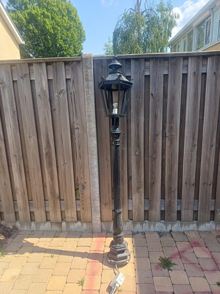 Klassieke zwarte tuinlantaarn - Sfeervolle buitenverlichting, Gebruikt, Minder dan 50 watt, Staande lamp, Ophalen of Verzenden