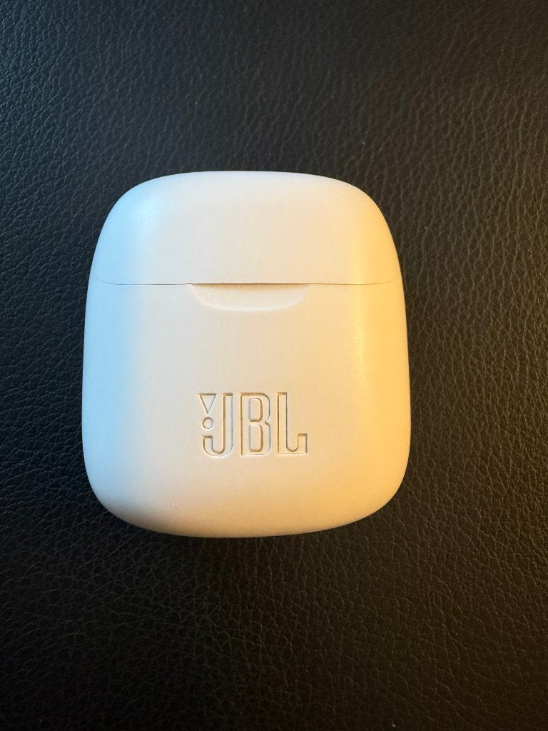 Original JBL Tune 225 white charging case, Gebruikt, Ophalen of Verzenden, JBL, In oorschelp (earbud)