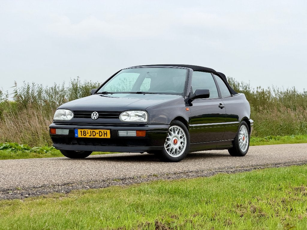 Volkswagen Golf MK3 1.8 Cabriolet 75pk 1996 Zwart • Golf III, Voorwielaandrijving, Stof, 4 cilinders, Cabriolet