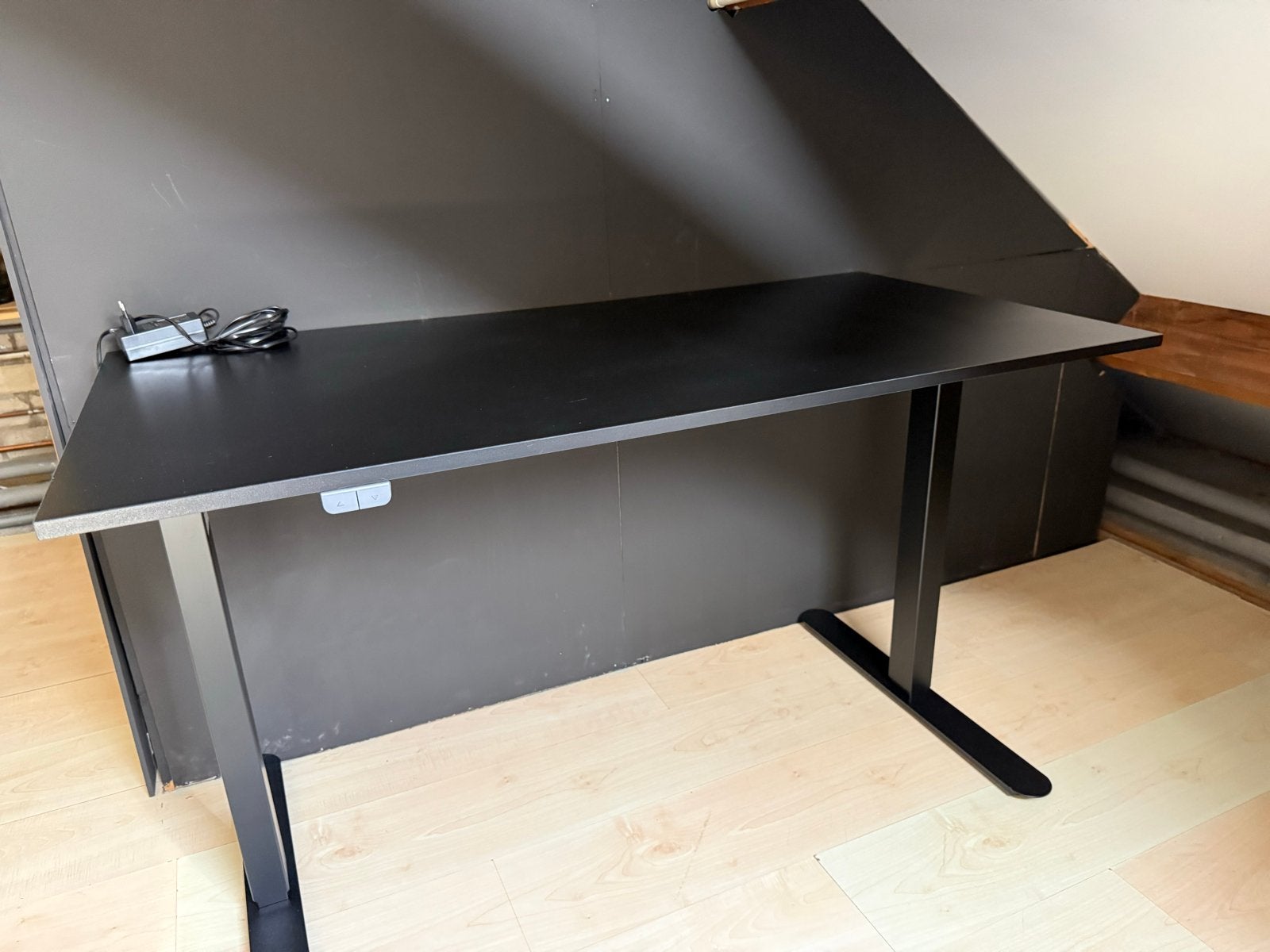Zwart elektrisch zit-sta bureau Jysk 60x120 - nieuw, Ophalen, Elektrisch, 120 cm, Nieuw