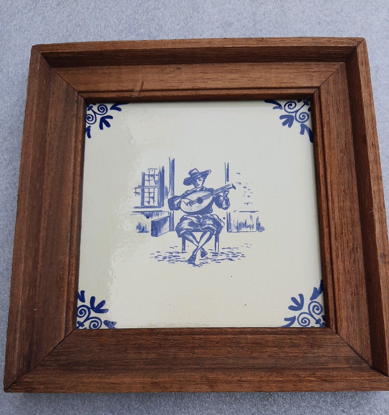 Delfts blauw tegeltje in houten lijst - Muzikant, Antiek en Kunst, Ophalen of Verzenden