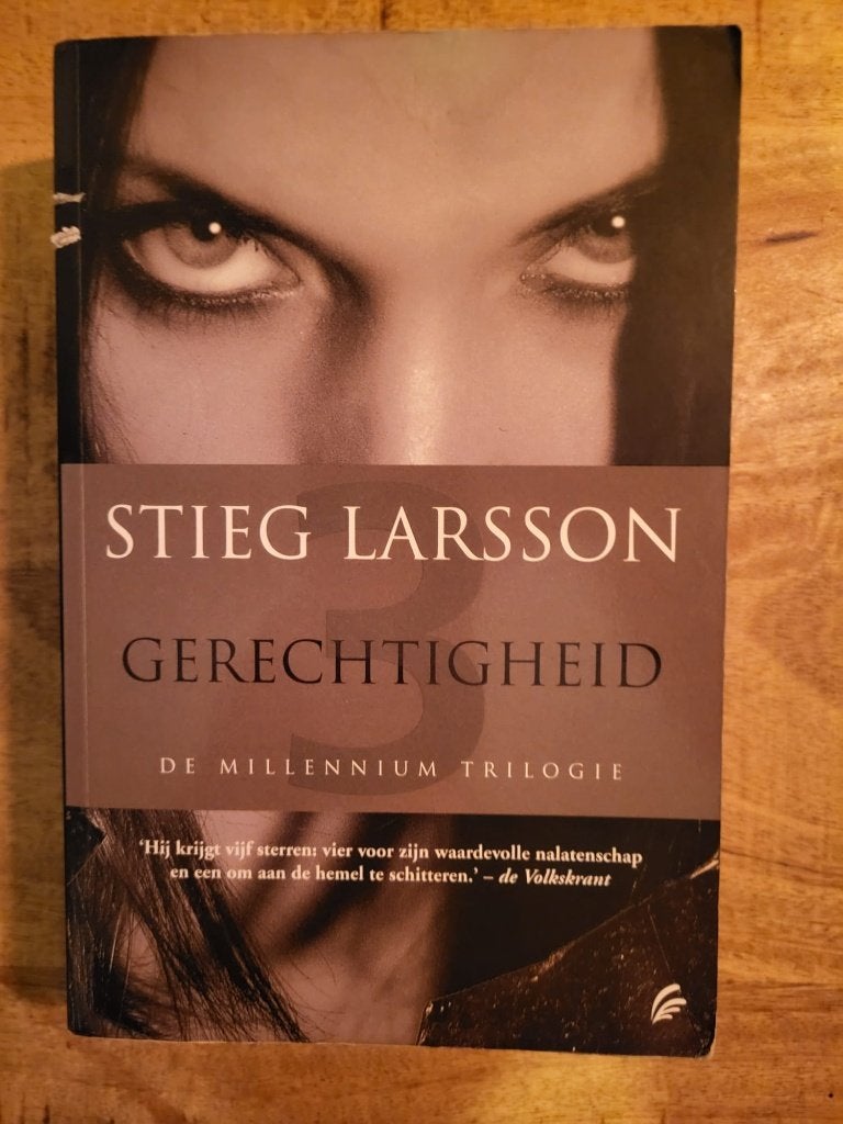 Stieg Larsson - Gerechtigheid - deel 3 uit de milenium trilo, Scandinavië, Ophalen of Verzenden, Zo goed als nieuw, Stieg Larsson