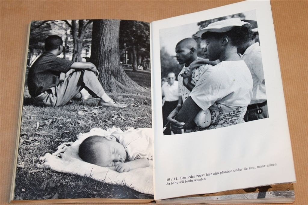 Hier Is New York — Vintage Fotoboek Stad en Straat 1960, Boeken, Ophalen of Verzenden, Gelezen, Fotografen