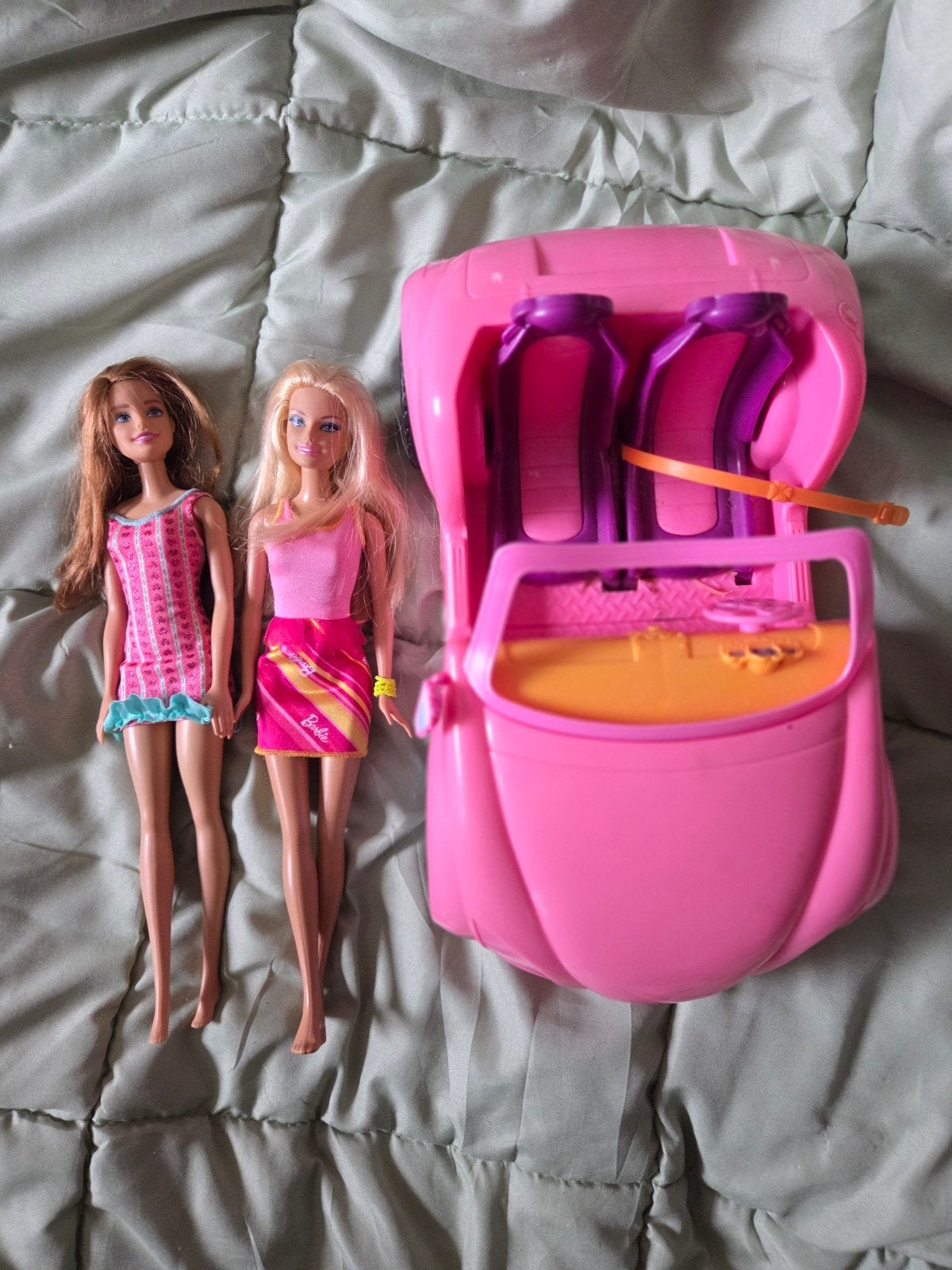 Mattel Barbie poppen met roze auto in goede staat, Ophalen of Verzenden, Zo goed als nieuw, Barbie