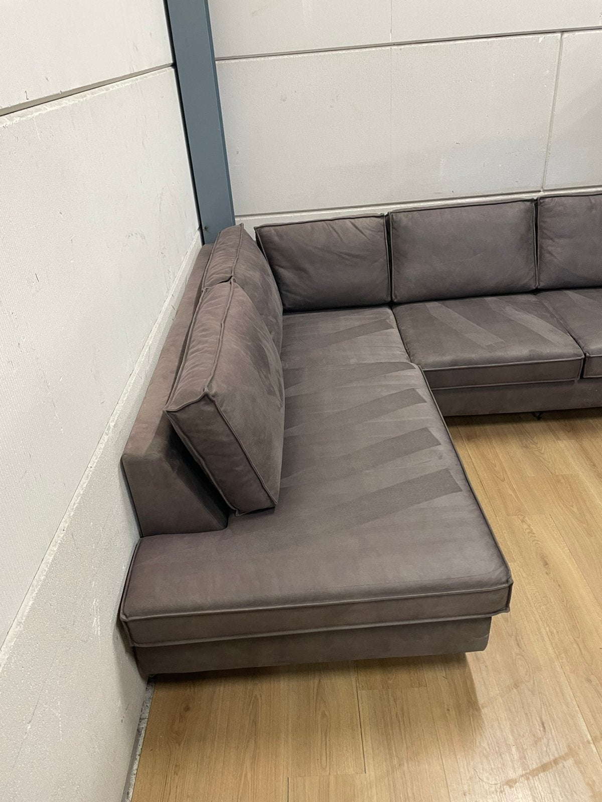 Mooie luxe suede taupe bruin grijze hoekbank - GEREINIGD!!!, Ophalen, 250 tot 300 cm, Luxe, Hoekbank