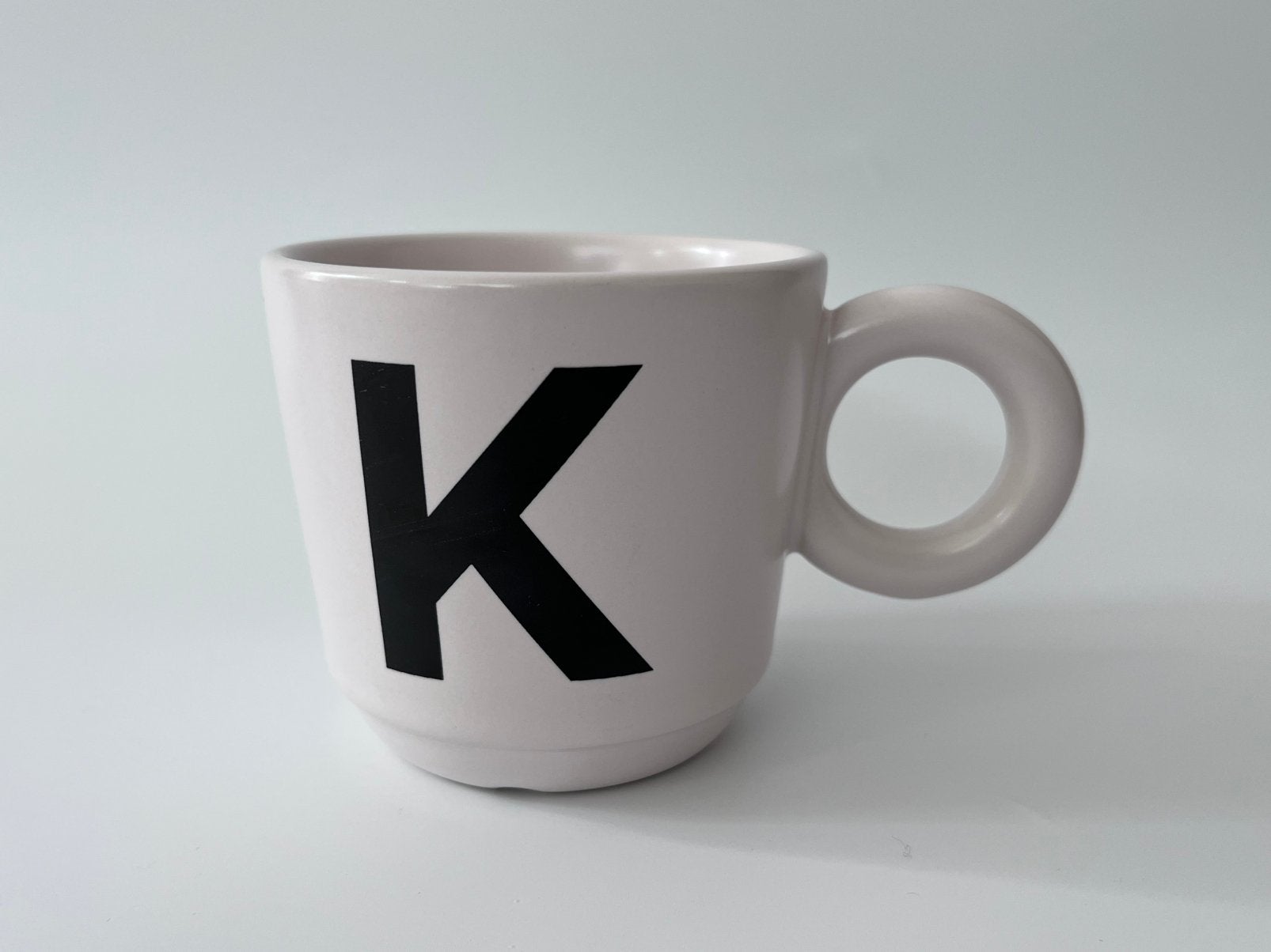 HEMA mok letter K, wit met zwarte letter, Ophalen of Verzenden, Zo goed als nieuw, Mok