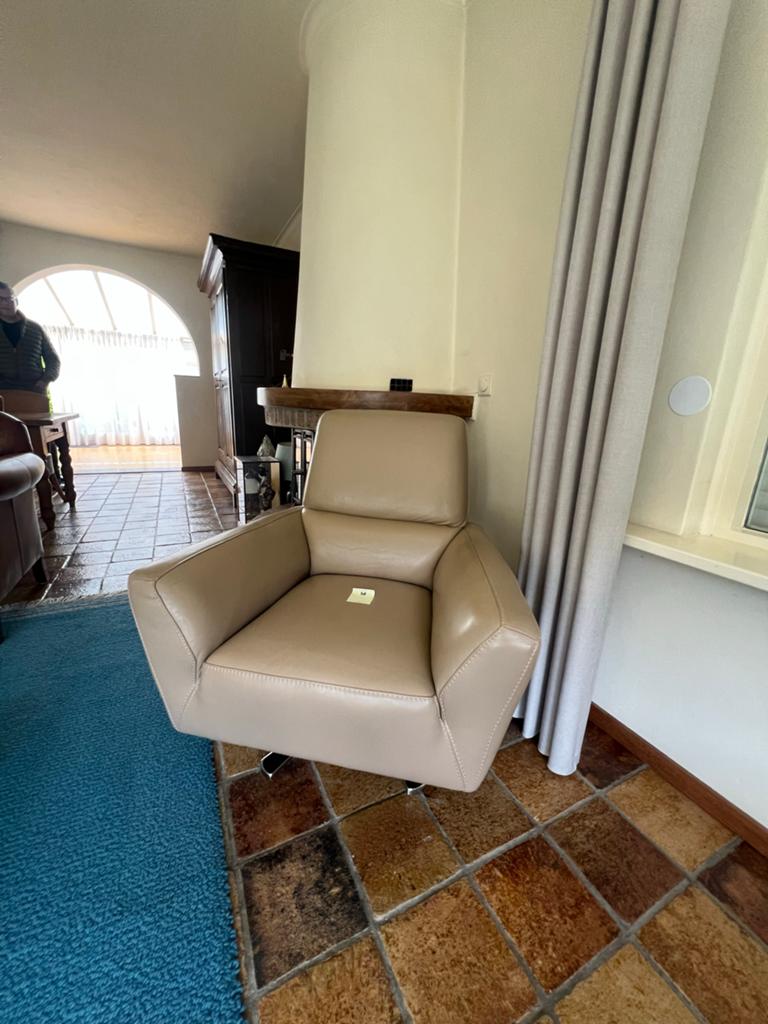 Comfortabele beige leren fauteuil, Ophalen, Zo goed als nieuw, Leer, 75 tot 100 cm