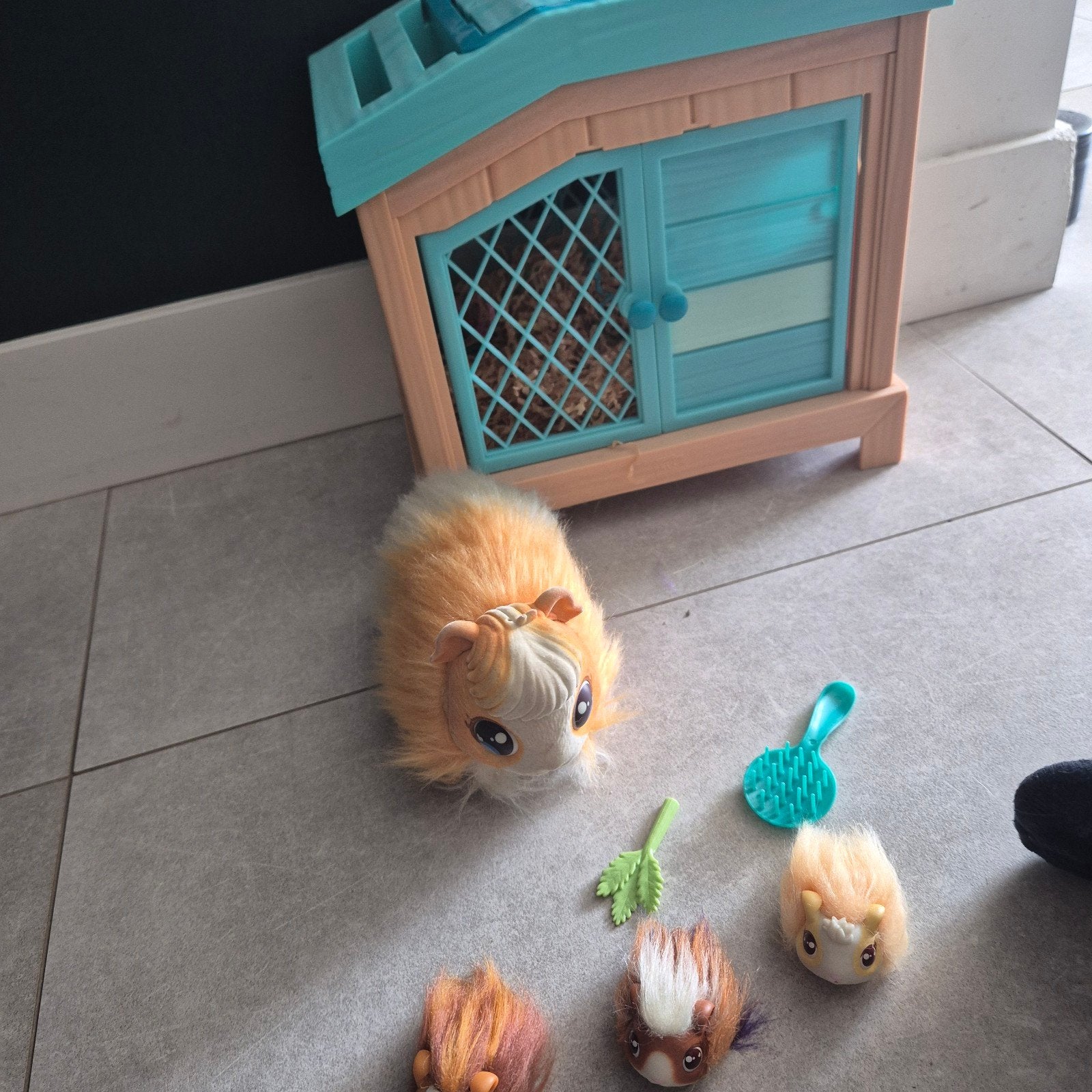 Little Live Pets Mama Cavia met 3 Baby's en Hok, Overige merken, Overige karakters, Overige typen, Ophalen of Verzenden