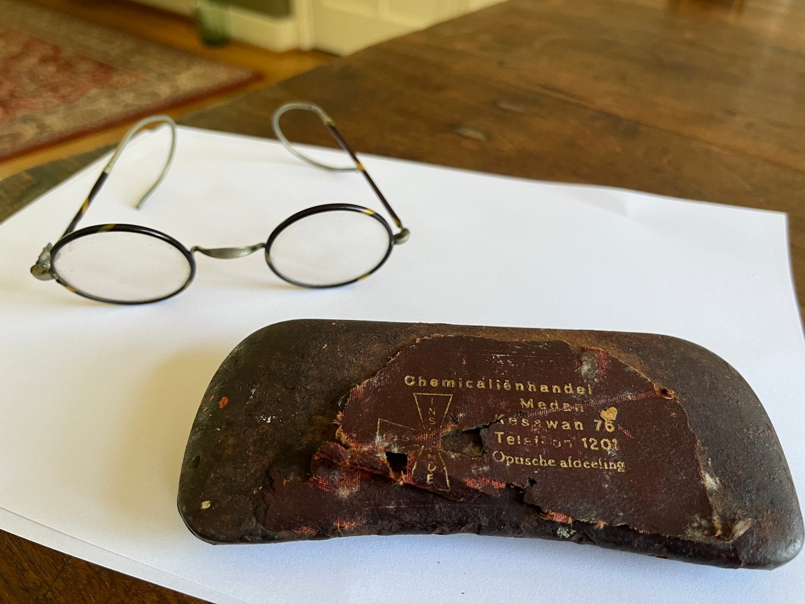 Antieke bril met krulveer in etui uit Medan Kesawan, Antiek en Kunst, Ophalen of Verzenden
