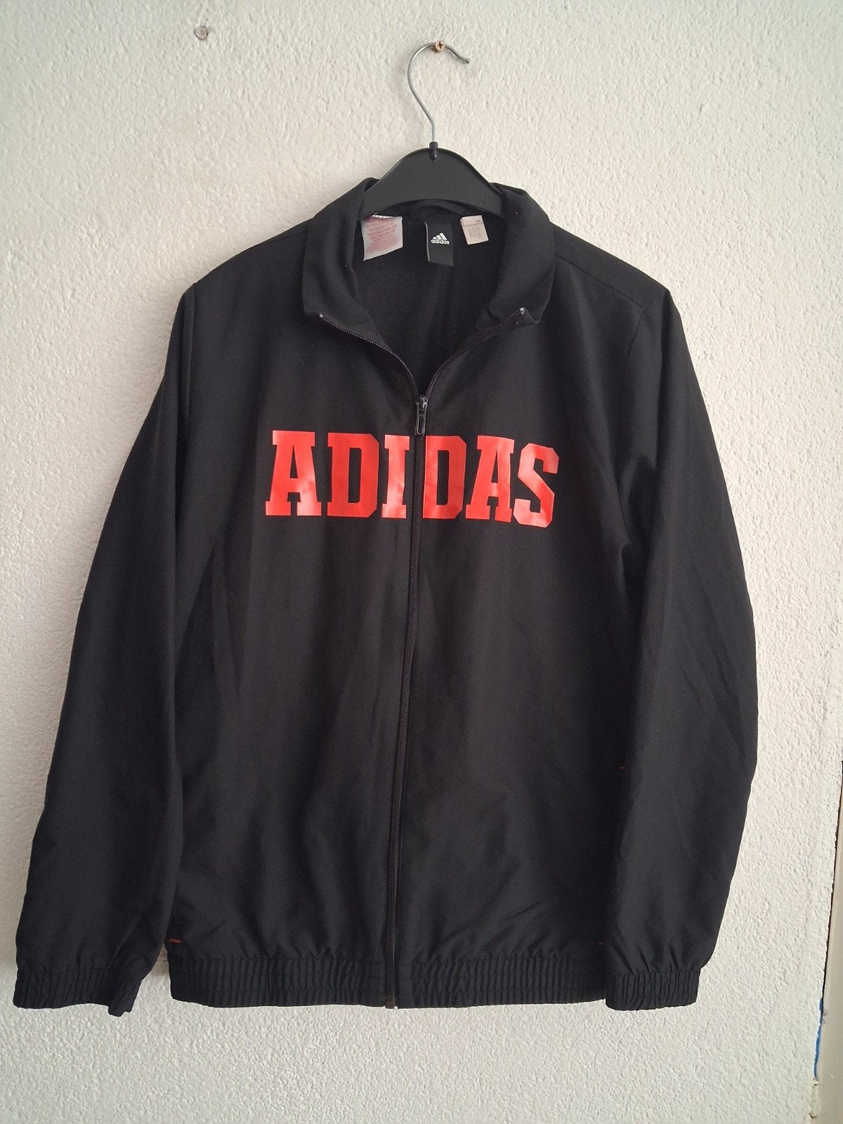 Adidas Zwart Jack met Rood Logo - Maat M, Maat 48/50 (M), Zwart, Ophalen of Verzenden, Adidas