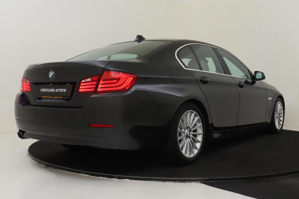 BMW 5-SERIE 523i HIGH EXECUTIVE -HIFI|360°CAM|SOFTCLOSE|MEM, Auto's, BMW, Euro 5, Achterwielaandrijving, Gebruikt, 2000 kg