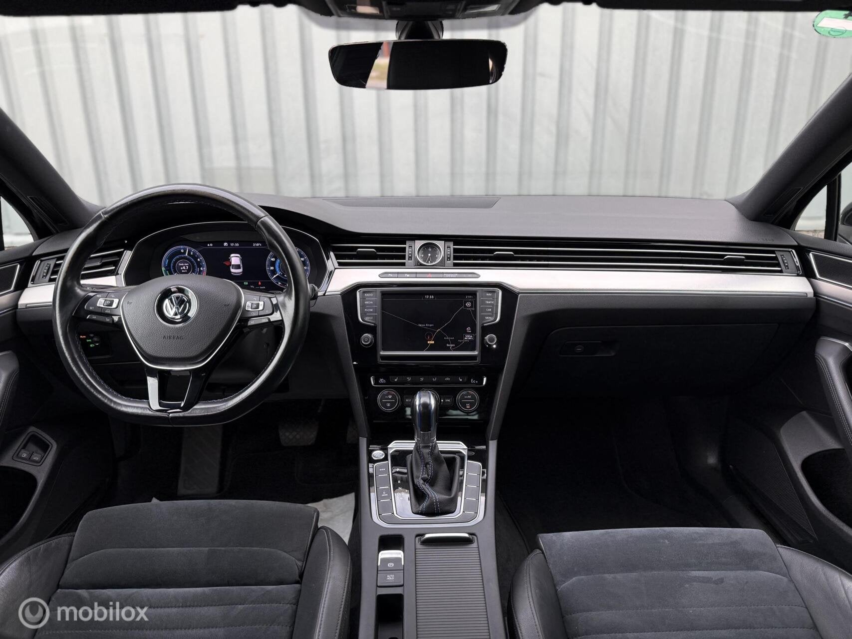 Volkswagen Passat 1.4 TSI GTE Highline | HUD | Digitaal Dash, 4 cilinders, 1622 kg, Zwart, Hybride Elektrisch/Benzine