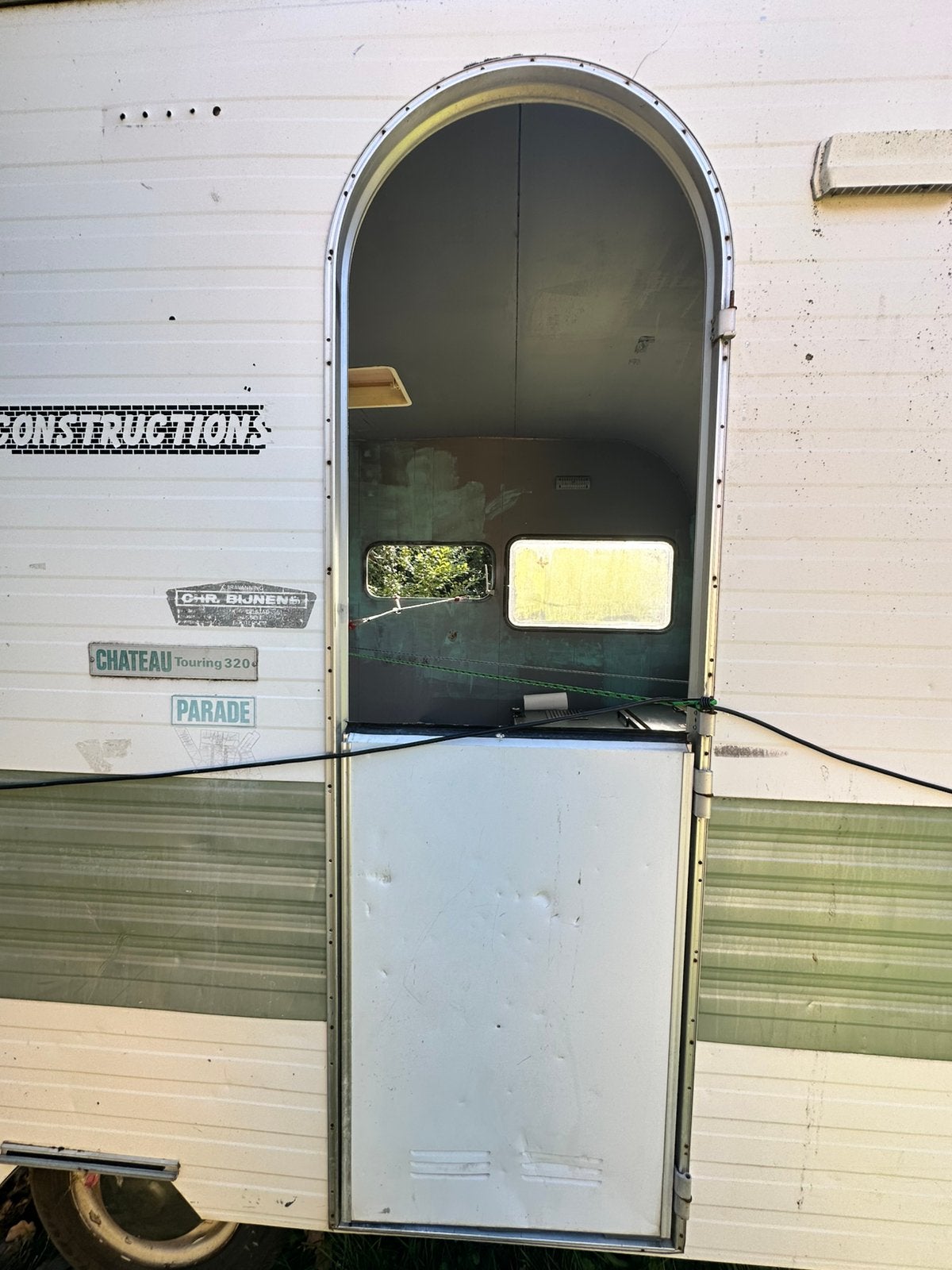 Ik ben op zoek deur en voorraam Chateau Caravan Touring 320, Ophalen