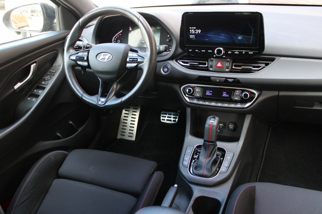 Hyundai i30 Wagon 1.5 T-GDi MHEV N-Line Sky Automaat | Pano, Dealer onderhouden, Gebruikt, Zwart, 4 cilinders